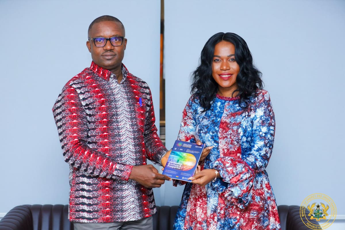 The Centre's delegation presents a gift during its courtesy call on Ghana's Minister of Energy and Green Transition, February 2025